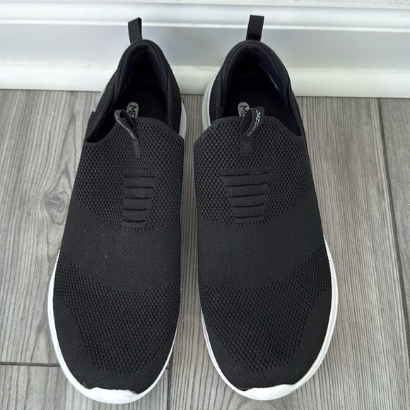 Women's Skechers Black Memory Foam Slip On Sneakers Size 9.5 - Picture 1 of 8